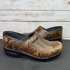 Dansko Clogs Brown Embossed Floral Tooled Leather Nursing Shoes Womens Size 39